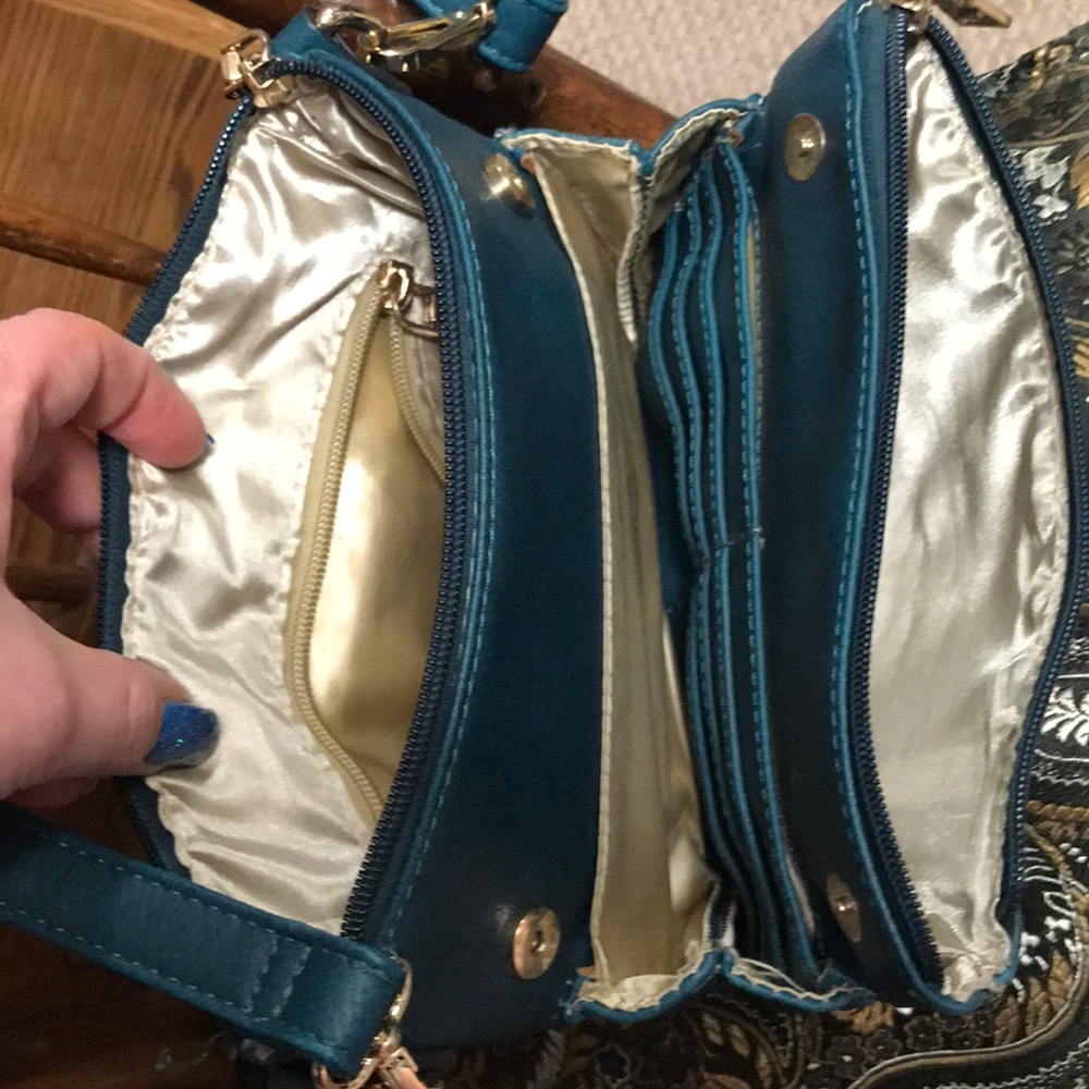 Cross body - Picture 3 of 8